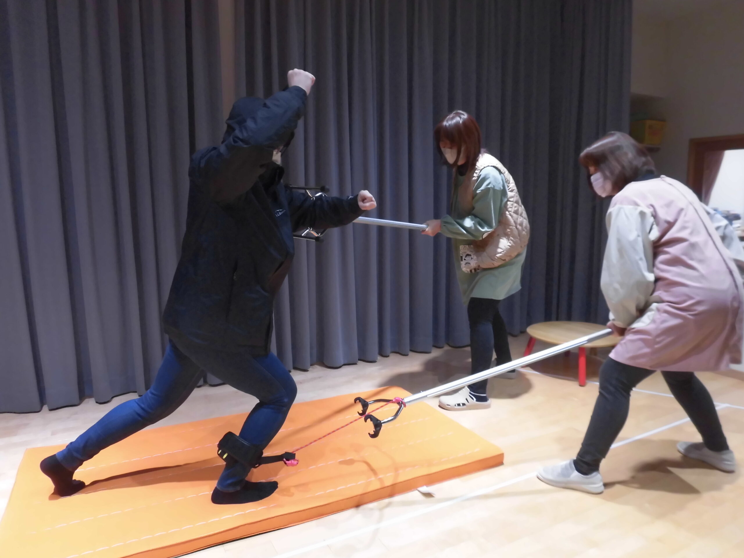 ③さすまた実演1